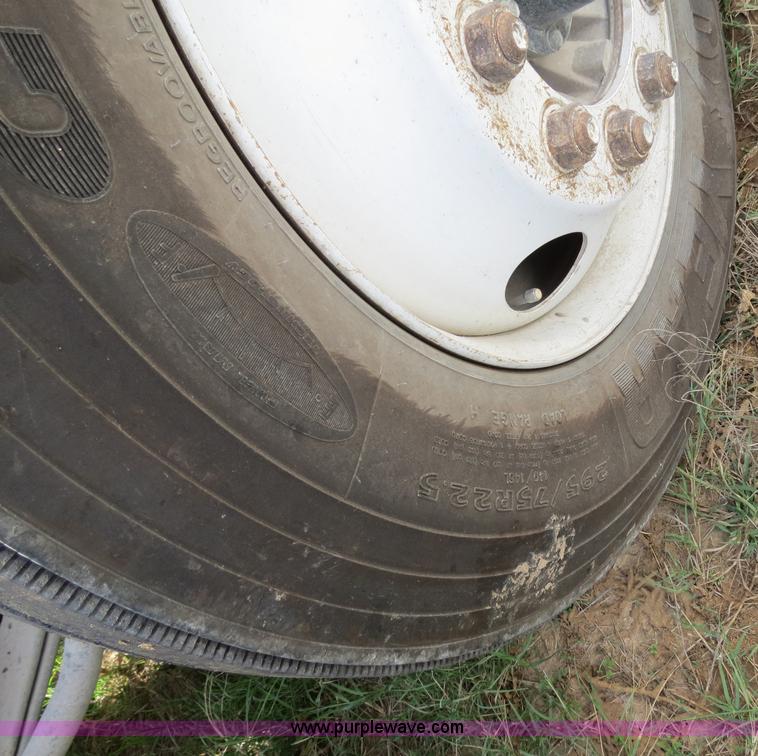 image for item B4525 2000 Peterbilt 377 semi truck