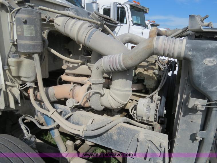 image for item B4525 2000 Peterbilt 377 semi truck