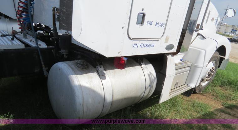 image for item B4525 2000 Peterbilt 377 semi truck
