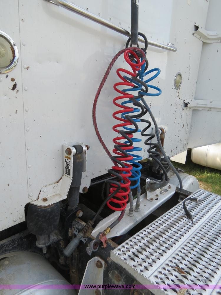 image for item B4525 2000 Peterbilt 377 semi truck