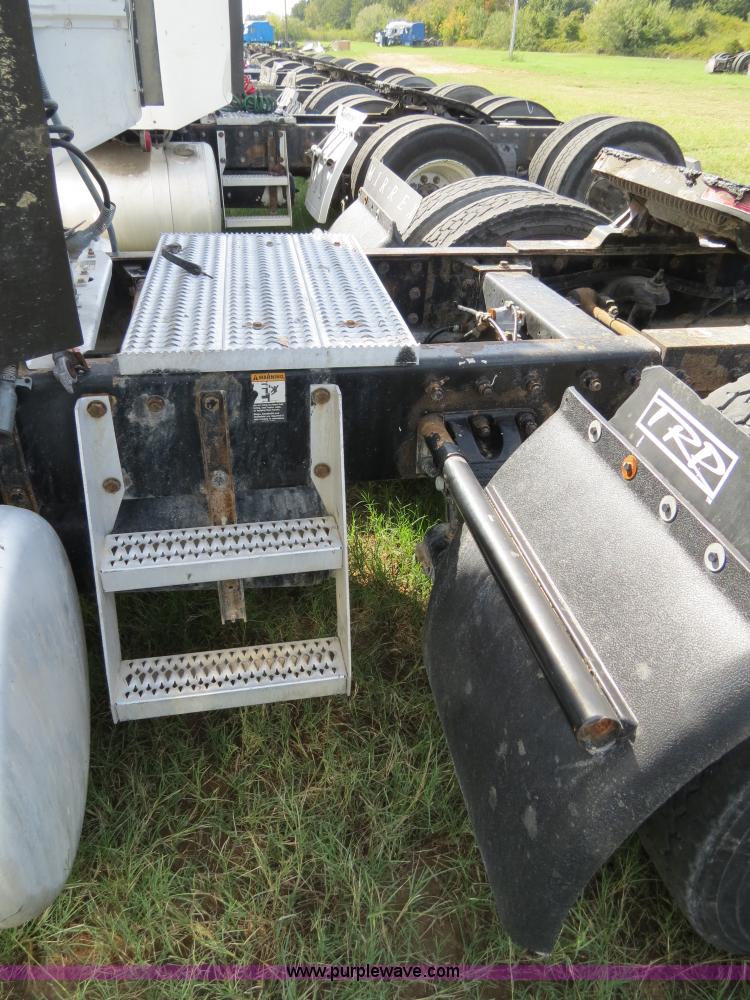 image for item B4525 2000 Peterbilt 377 semi truck