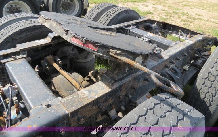 image for item B4525 2000 Peterbilt 377 semi truck