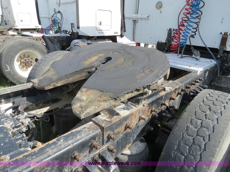 image for item B4525 2000 Peterbilt 377 semi truck