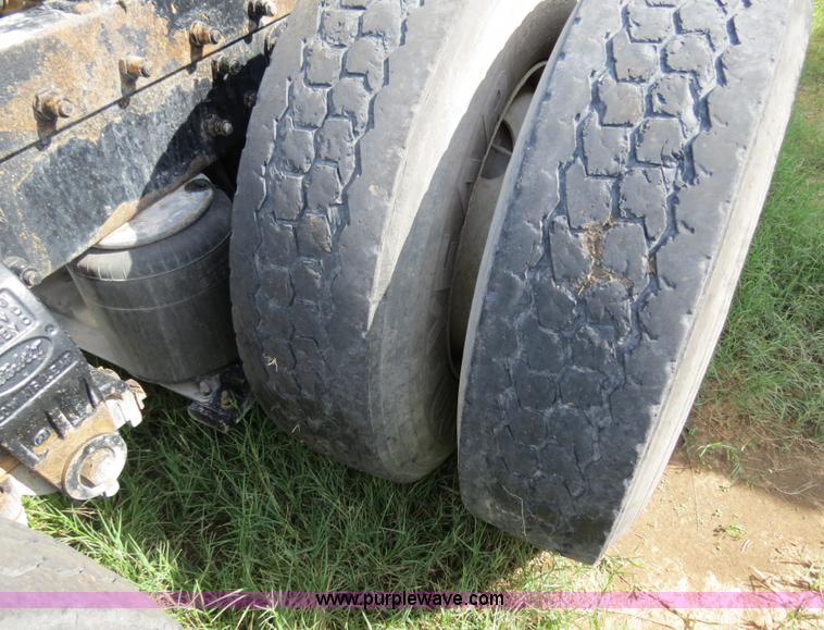 image for item B4525 2000 Peterbilt 377 semi truck