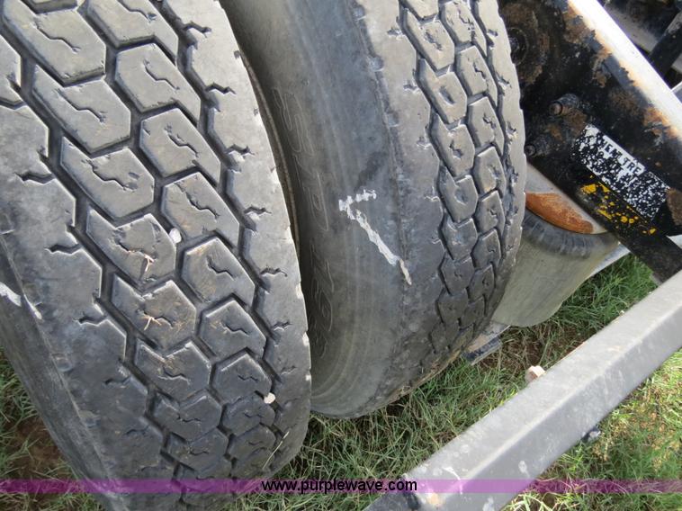 image for item B4525 2000 Peterbilt 377 semi truck