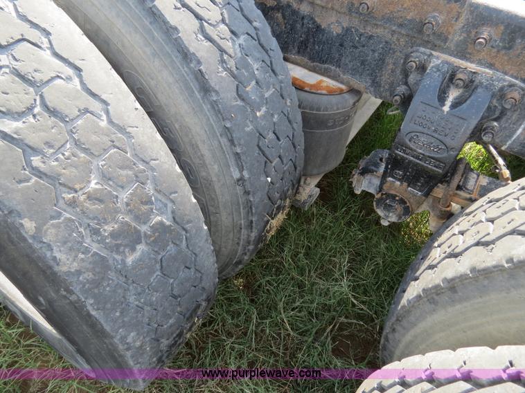 image for item B4525 2000 Peterbilt 377 semi truck