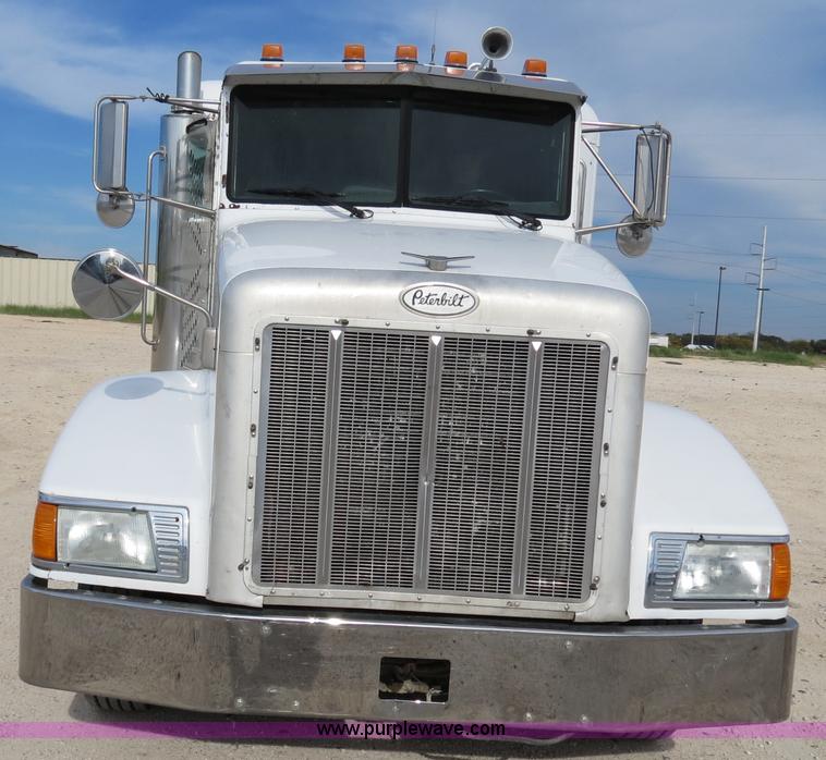 image for item B4526 1999 Peterbilt 377 semi truck