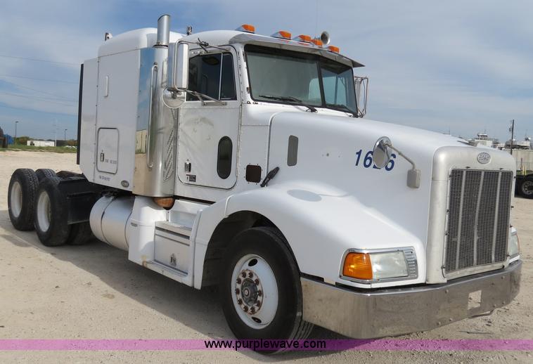 image for item B4526 1999 Peterbilt 377 semi truck