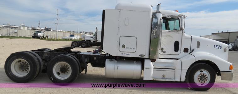 image for item B4526 1999 Peterbilt 377 semi truck