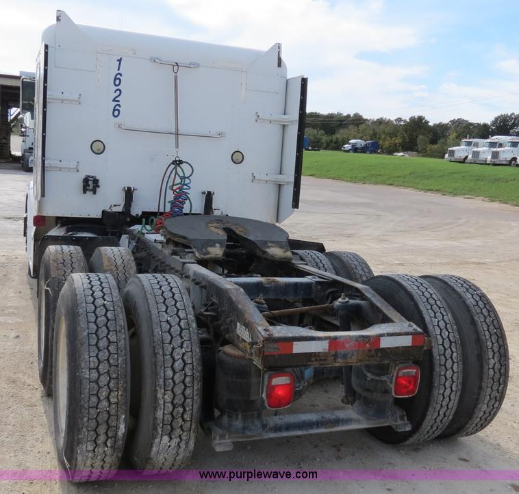 image for item B4526 1999 Peterbilt 377 semi truck