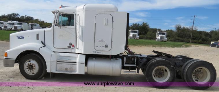 image for item B4526 1999 Peterbilt 377 semi truck