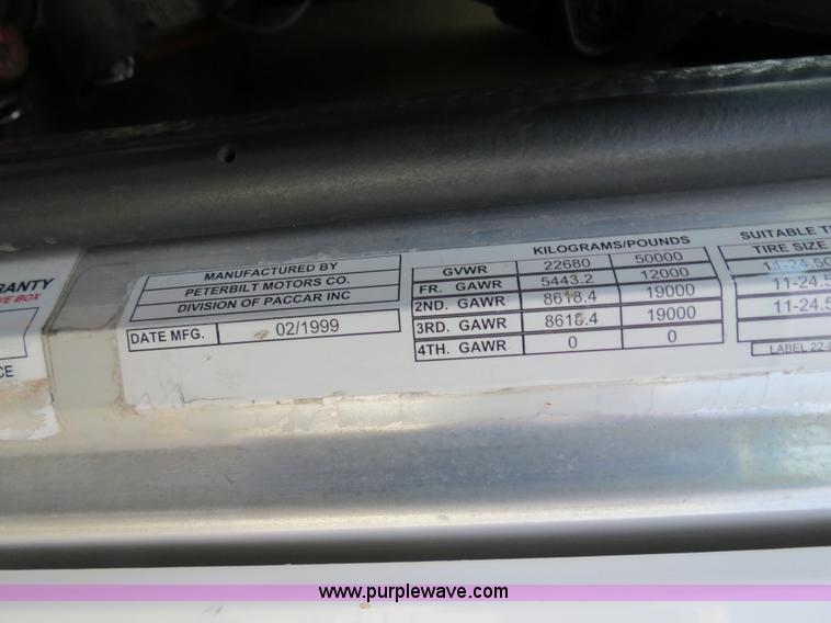 image for item B4526 1999 Peterbilt 377 semi truck