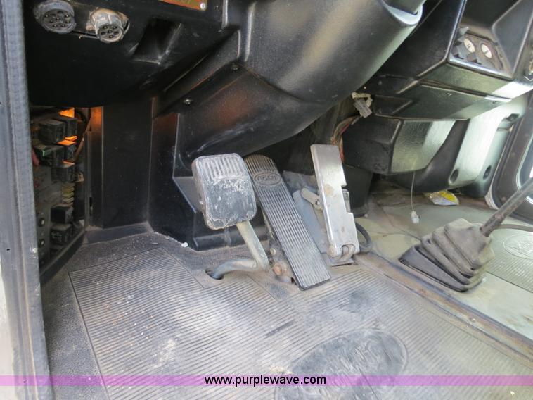 image for item B4526 1999 Peterbilt 377 semi truck