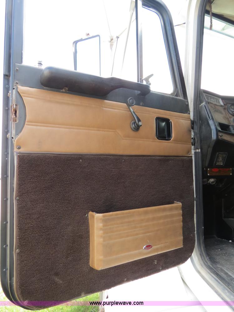 image for item B4526 1999 Peterbilt 377 semi truck