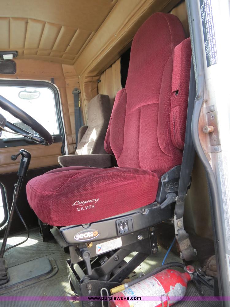 image for item B4526 1999 Peterbilt 377 semi truck