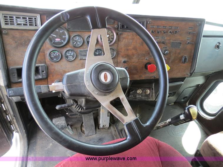 image for item B4526 1999 Peterbilt 377 semi truck