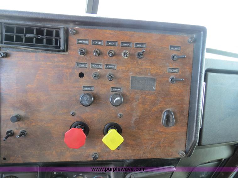 image for item B4526 1999 Peterbilt 377 semi truck