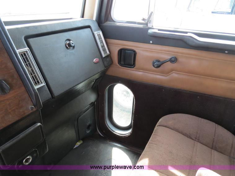 image for item B4526 1999 Peterbilt 377 semi truck