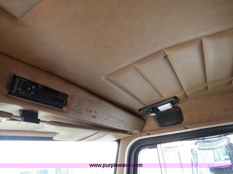 image for item B4526 1999 Peterbilt 377 semi truck