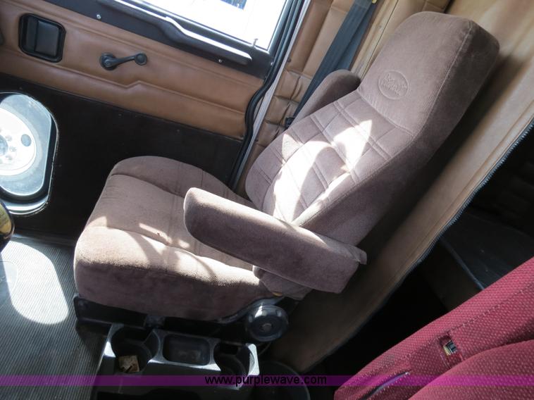 image for item B4526 1999 Peterbilt 377 semi truck