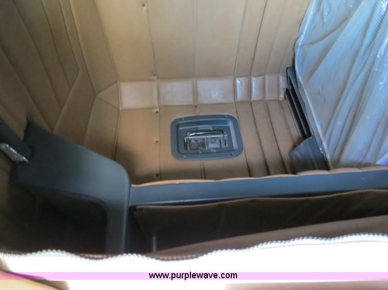 image for item B4526 1999 Peterbilt 377 semi truck