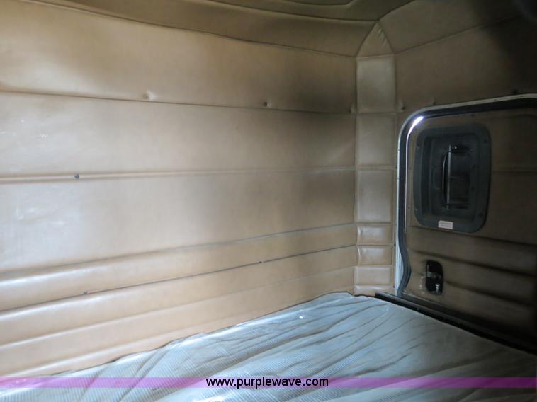 image for item B4526 1999 Peterbilt 377 semi truck