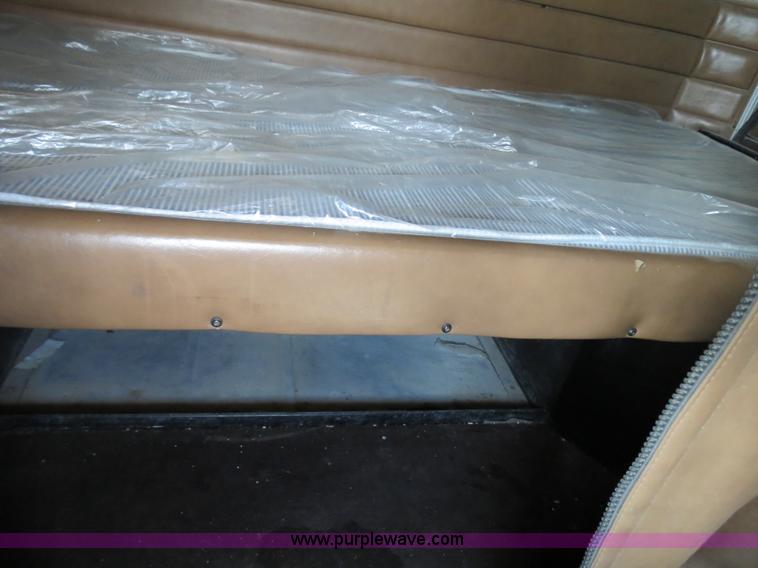 image for item B4526 1999 Peterbilt 377 semi truck