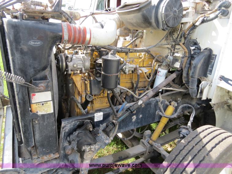 image for item B4526 1999 Peterbilt 377 semi truck