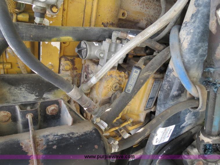 image for item B4526 1999 Peterbilt 377 semi truck