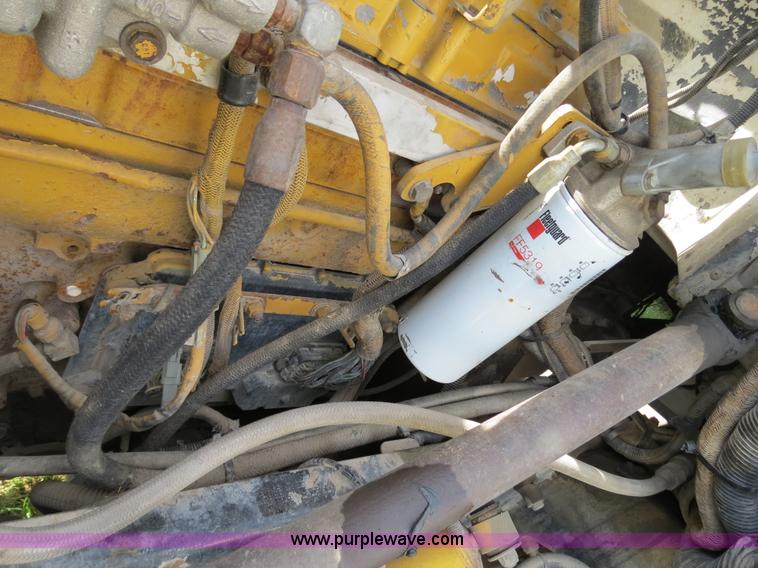 image for item B4526 1999 Peterbilt 377 semi truck