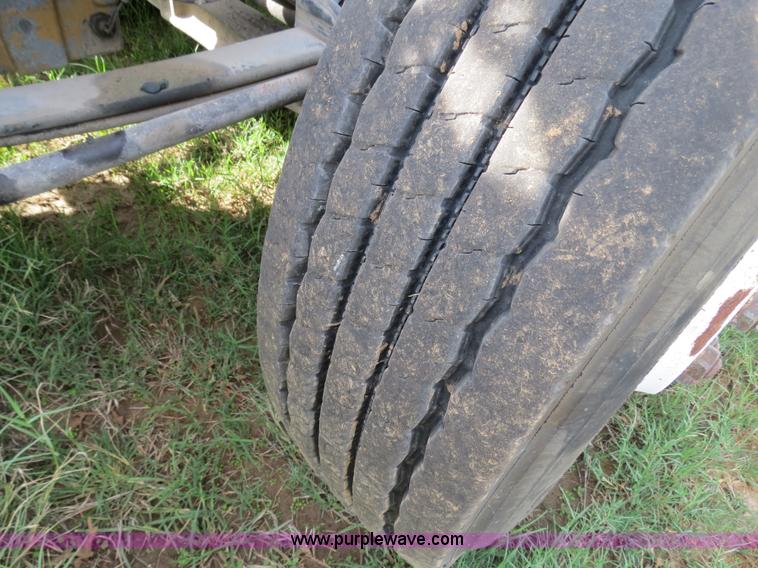 image for item B4526 1999 Peterbilt 377 semi truck