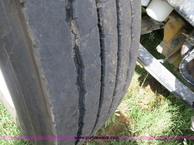 image for item B4526 1999 Peterbilt 377 semi truck