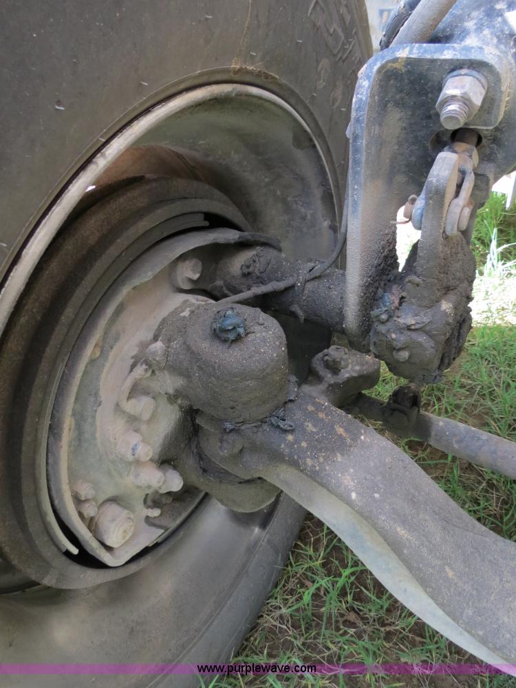 image for item B4526 1999 Peterbilt 377 semi truck