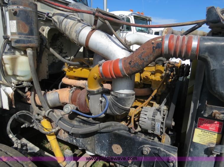 image for item B4526 1999 Peterbilt 377 semi truck