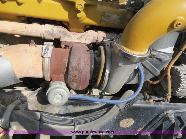 image for item B4526 1999 Peterbilt 377 semi truck