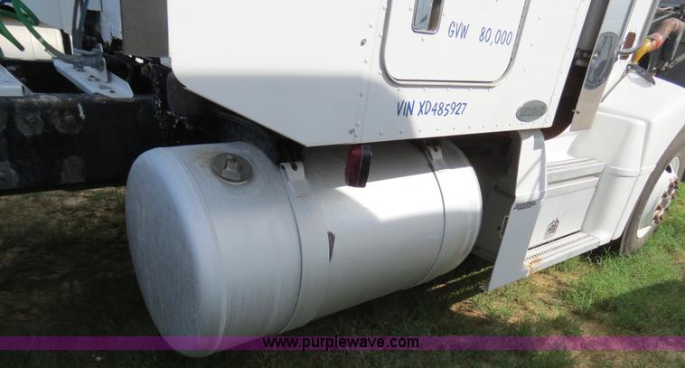 image for item B4526 1999 Peterbilt 377 semi truck