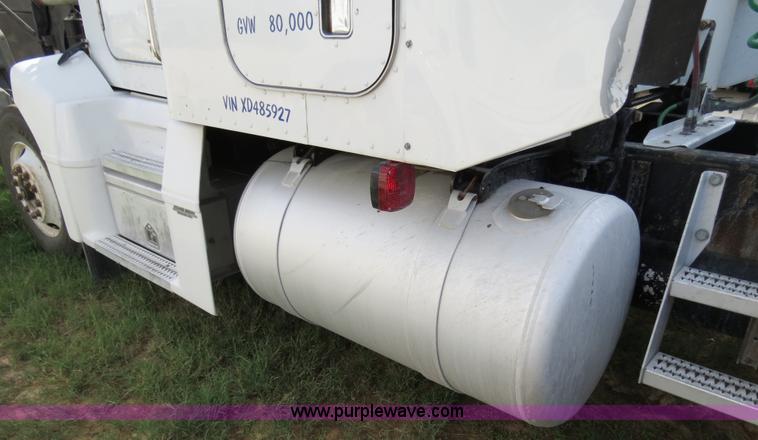 image for item B4526 1999 Peterbilt 377 semi truck