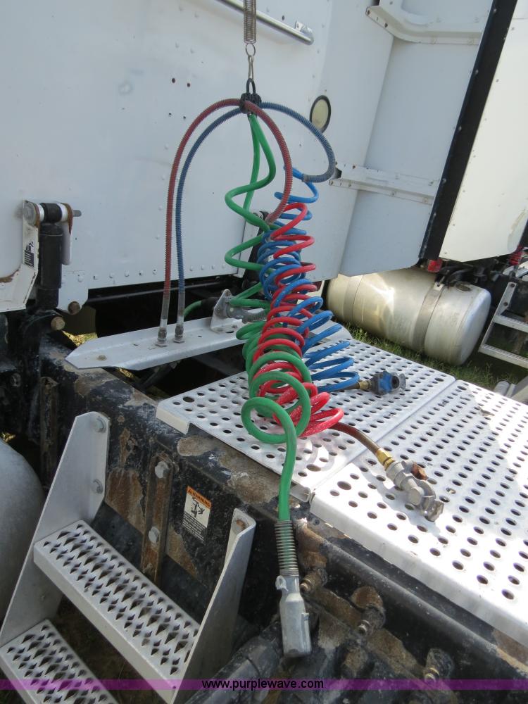 image for item B4526 1999 Peterbilt 377 semi truck