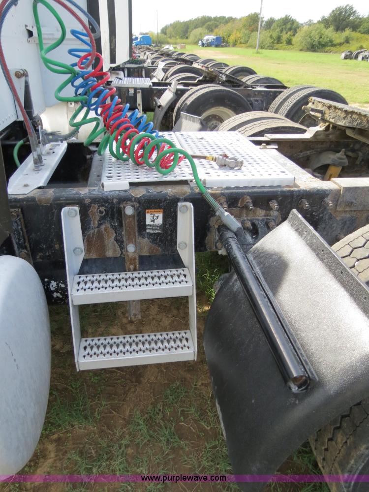 image for item B4526 1999 Peterbilt 377 semi truck