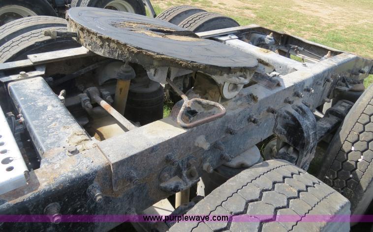 image for item B4526 1999 Peterbilt 377 semi truck