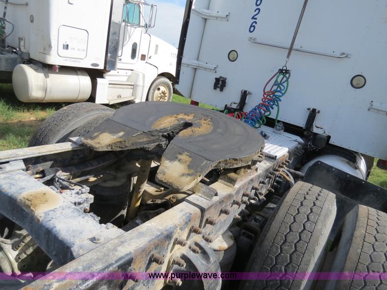 image for item B4526 1999 Peterbilt 377 semi truck