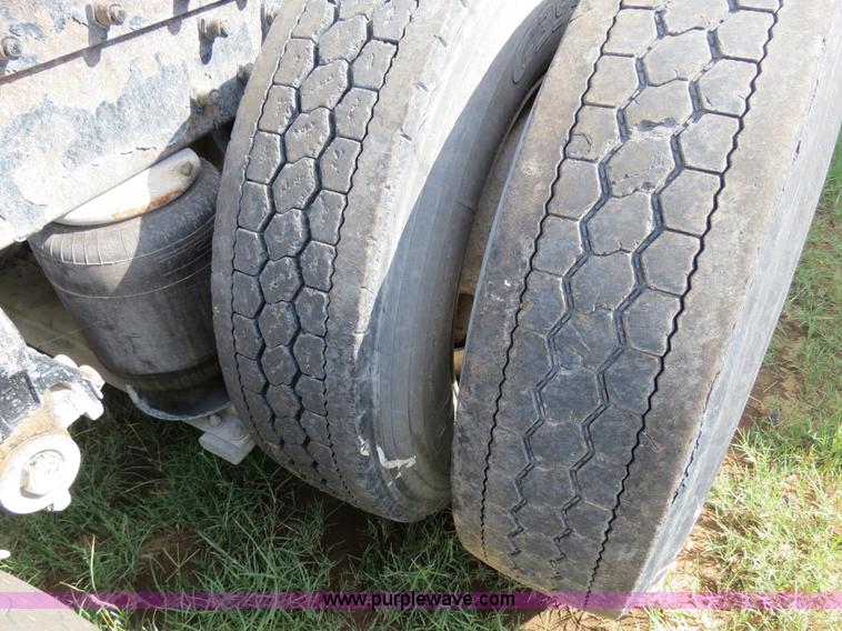 image for item B4526 1999 Peterbilt 377 semi truck