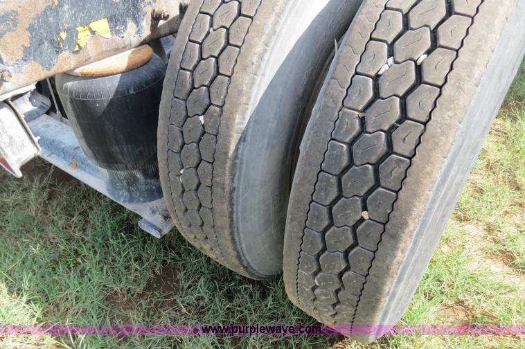 image for item B4526 1999 Peterbilt 377 semi truck