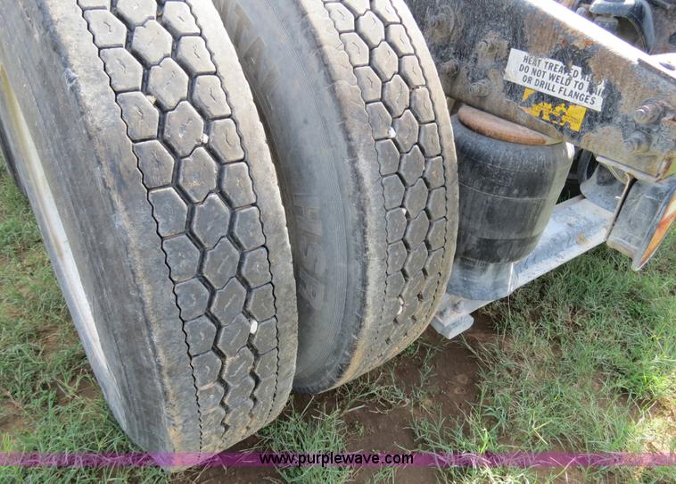 image for item B4526 1999 Peterbilt 377 semi truck