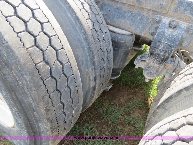 image for item B4526 1999 Peterbilt 377 semi truck