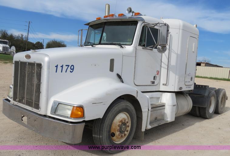 image for item B4527 2000 Peterbilt 377 semi truck
