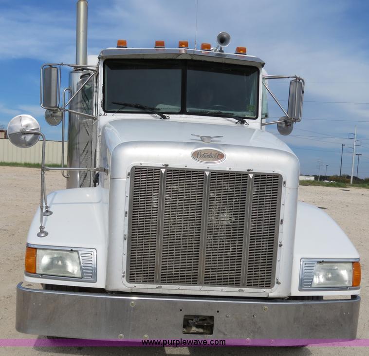 image for item B4527 2000 Peterbilt 377 semi truck