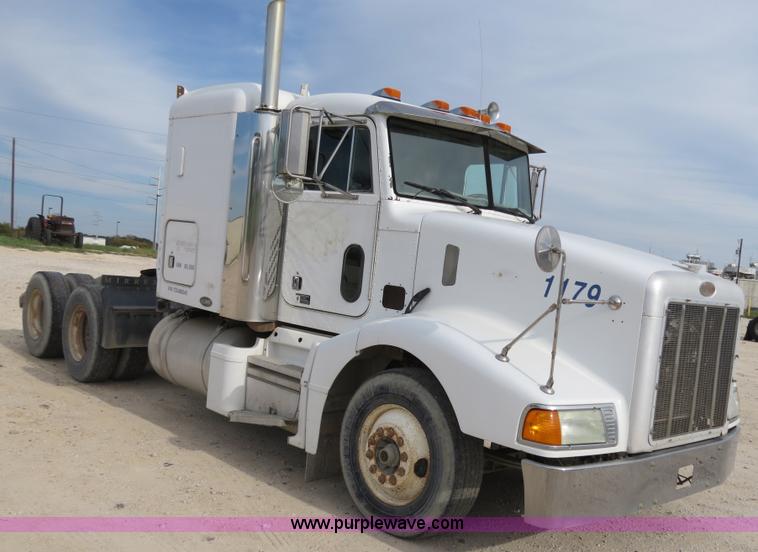 image for item B4527 2000 Peterbilt 377 semi truck