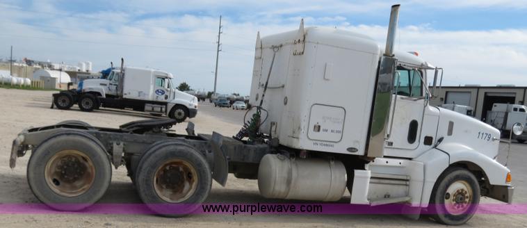 image for item B4527 2000 Peterbilt 377 semi truck