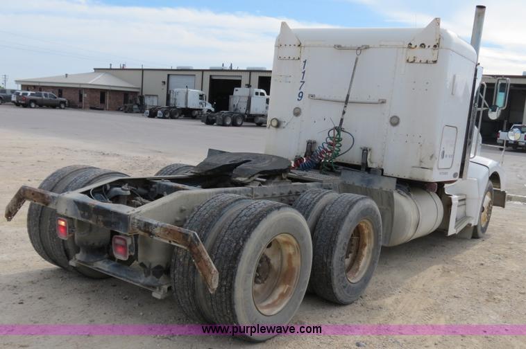 image for item B4527 2000 Peterbilt 377 semi truck